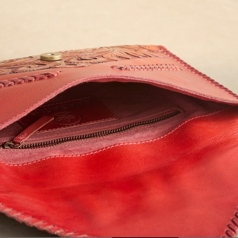 🚩 🆕 NWT Sundance “Shasta Tooled Leather Clutch” in Red.   Size: OS - Picture 5 of 6